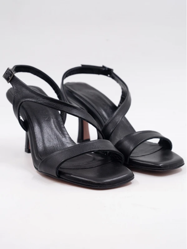 ÇAPRAZ DETAY DERİ TOPUKLU SANDALET SİYAH