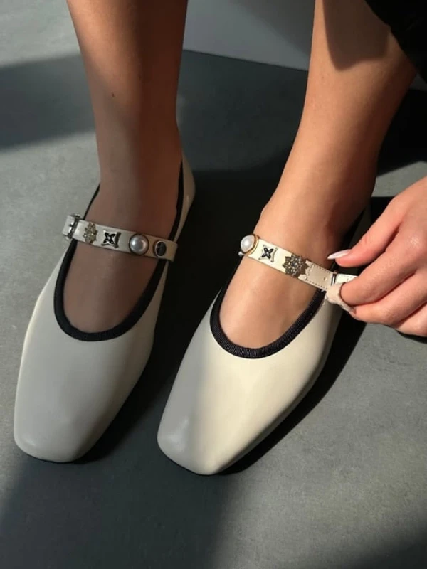 BROŞ TOKA DETAYLI BABET KREM