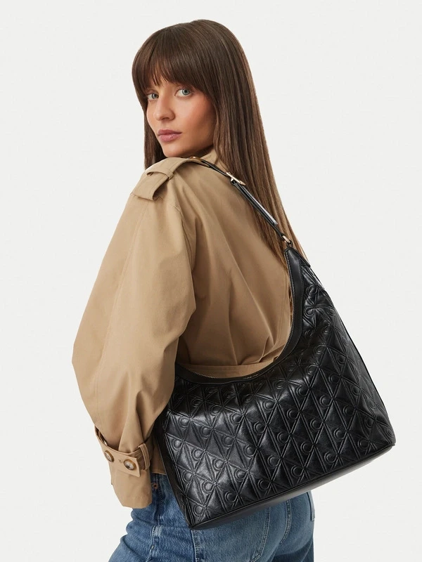 Calvin Klein Emblem Debossed Medıum Shbag SİYAH