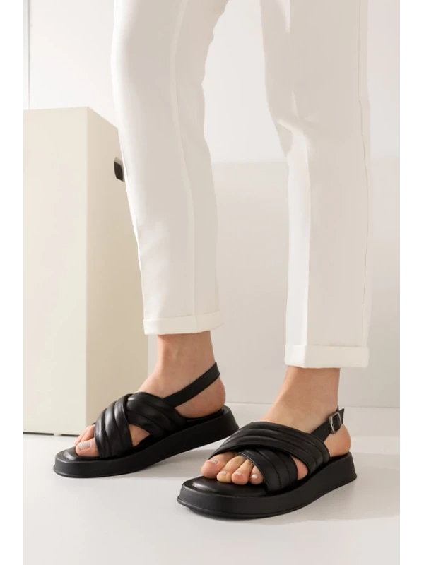 BİLEKTEN BANTLI DÜZ SANDALET