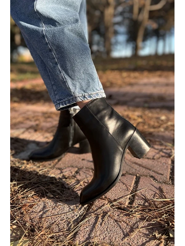 KARE BURUNLU DERİ BOT SİYAH