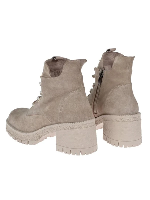 ÇANTA DETAYLI TOPUKLU BOT BEJ