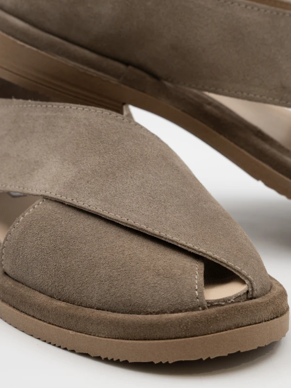 ÇAPRAZ BANTLI SÜET DERİ SANDALET VİZON