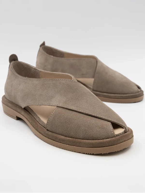 ÇAPRAZ BANTLI SÜET DERİ SANDALET VİZON