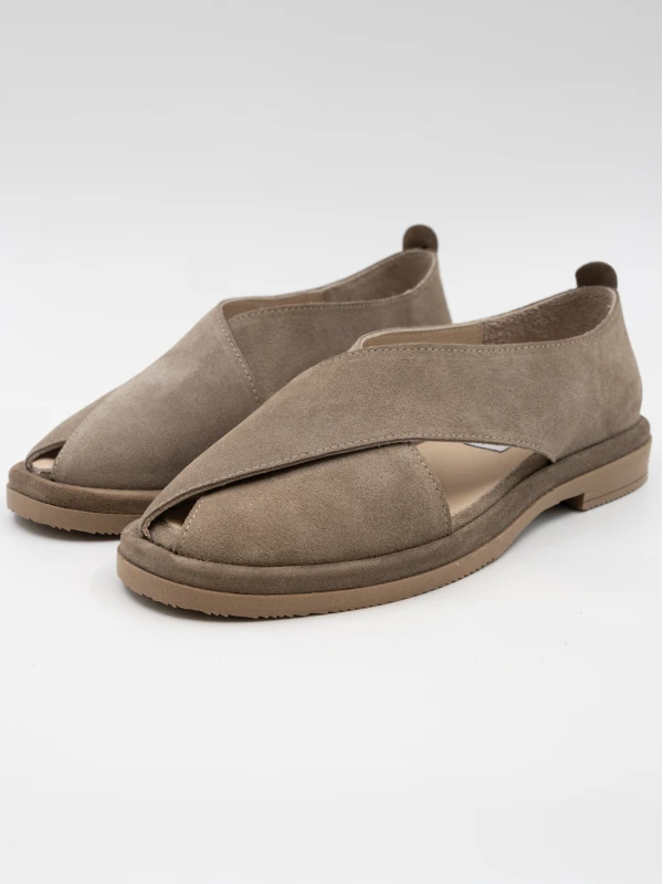 ÇAPRAZ BANTLI SÜET DERİ SANDALET VİZON