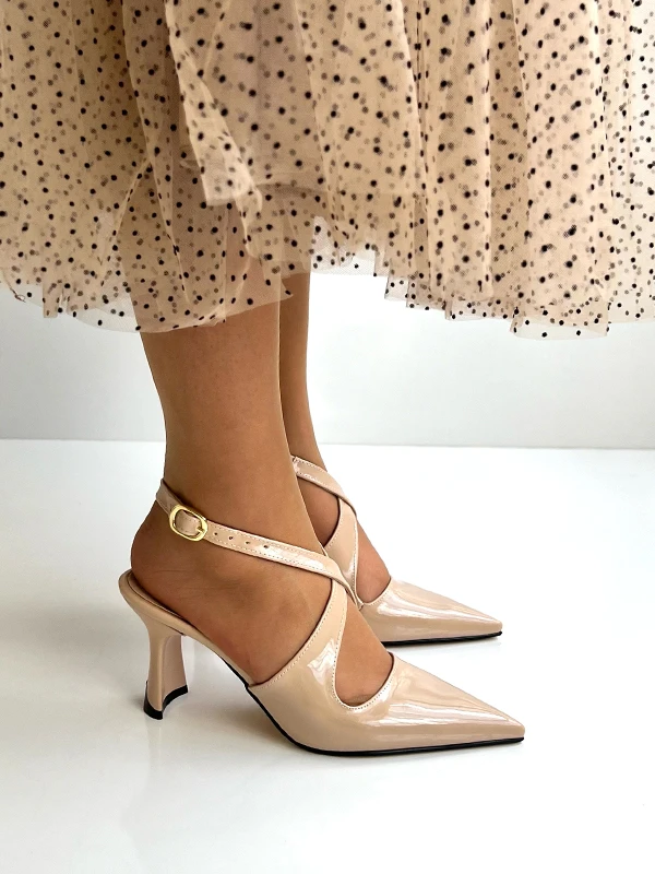 ÇAPRAZ BANTLI TOPUKLU AYAKKABI