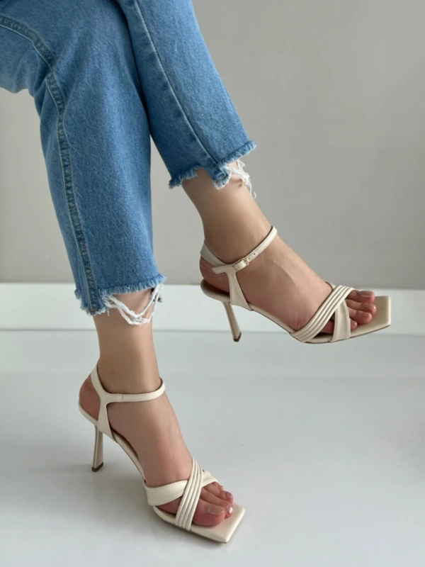 ÇAPRAZ BANTLI TOPUKLU AYAKKABI KREM