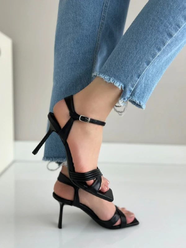 ÇAPRAZ BANTLI TOPUKLU AYAKKABI SİYAH