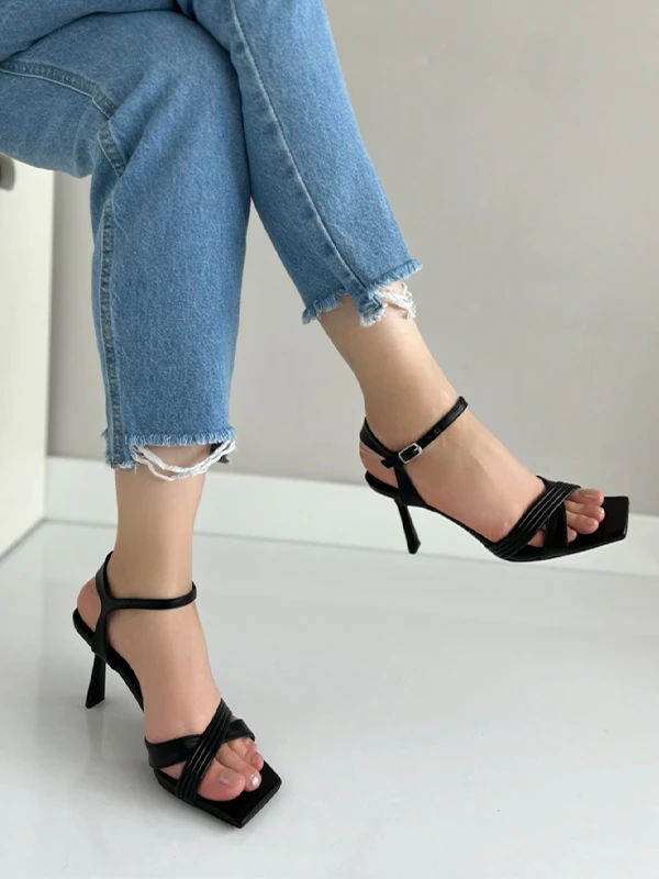 ÇAPRAZ BANTLI TOPUKLU AYAKKABI SİYAH