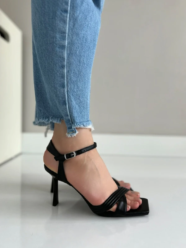 ÇAPRAZ BANTLI TOPUKLU AYAKKABI SİYAH