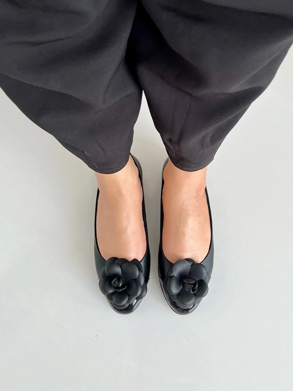 ÇİÇEK DETAYLI DERİ KADIN BABET SİYAH