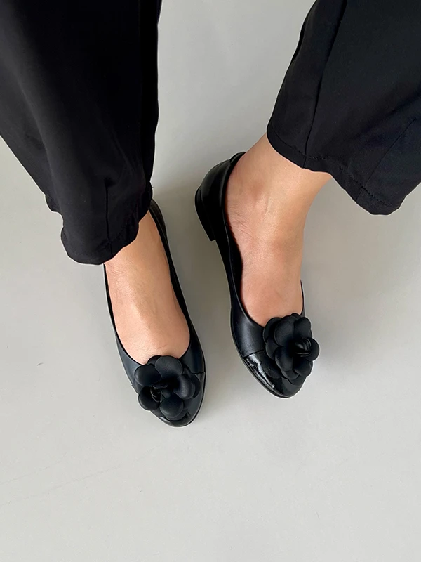 ÇİÇEK DETAYLI DERİ KADIN BABET SİYAH