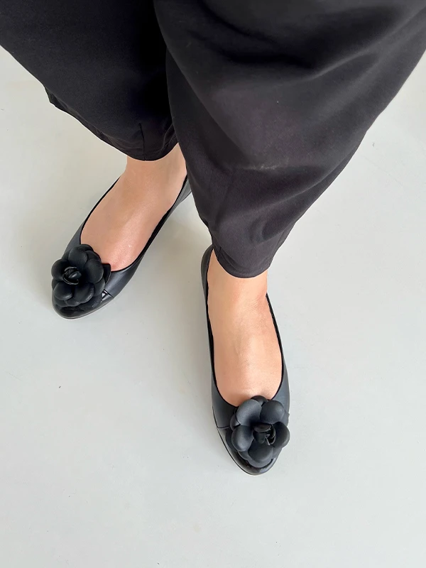 ÇİÇEK DETAYLI DERİ KADIN BABET SİYAH