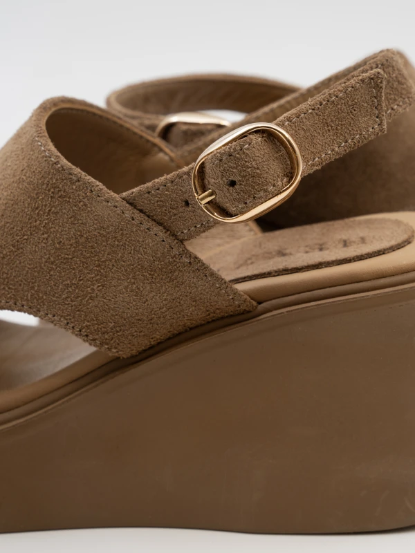 DERİ DOLGU TOPUKLU SANDALET CAMEL