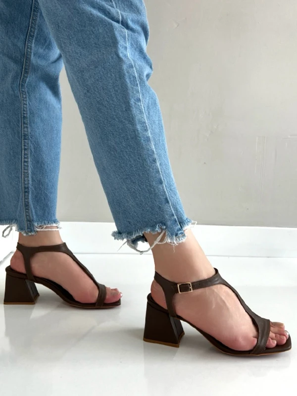 DERİ TEK BANTLI TOPUKLU SANDALET KAHVE