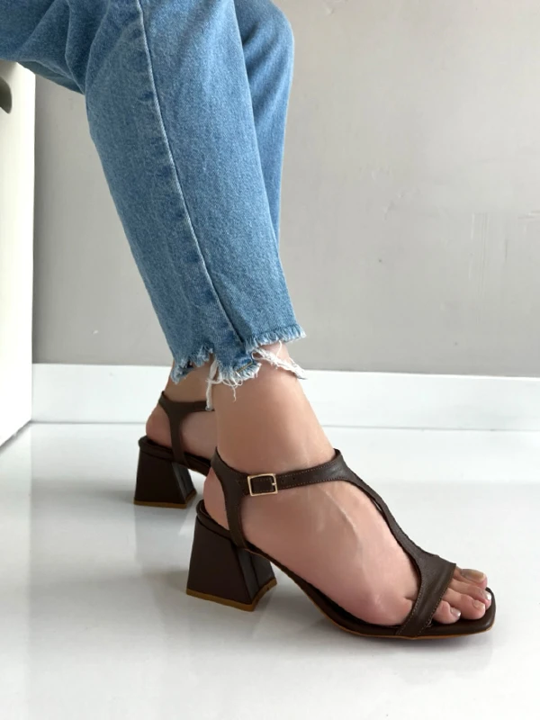 DERİ TEK BANTLI TOPUKLU SANDALET KAHVE