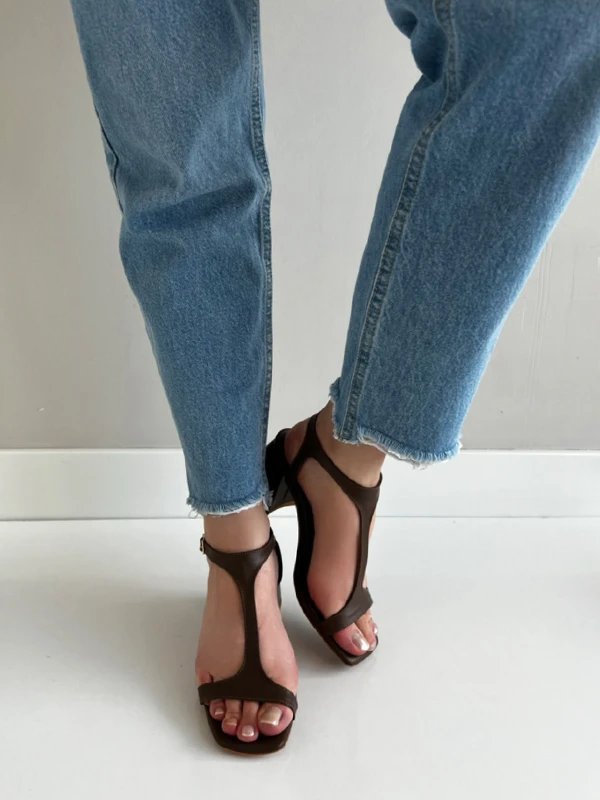 DERİ TEK BANTLI TOPUKLU SANDALET KAHVE