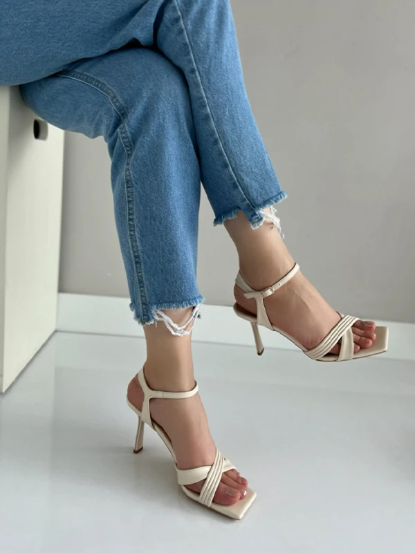 ÇAPRAZ BANTLI TOPUKLU AYAKKABI KREM