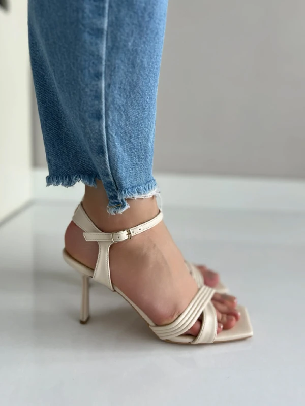 ÇAPRAZ BANTLI TOPUKLU AYAKKABI KREM