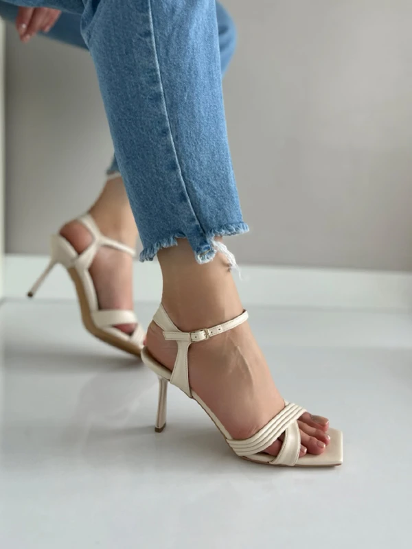 ÇAPRAZ BANTLI TOPUKLU AYAKKABI KREM