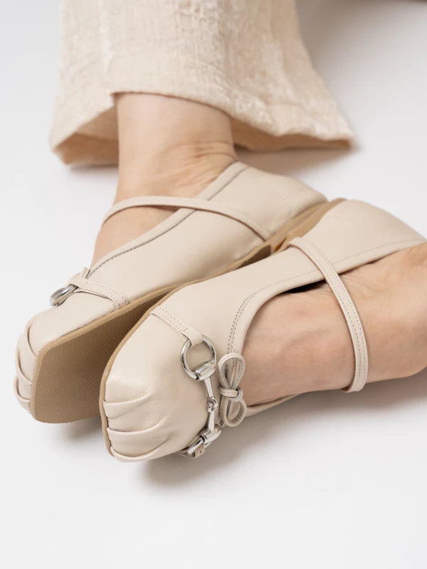 KÜT BURUN FİYONK DETAYLI DERİ BABET BEJ