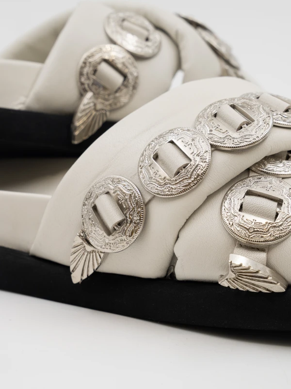 METAL DETAYLI TASARIM DERİ TERLİK KREM