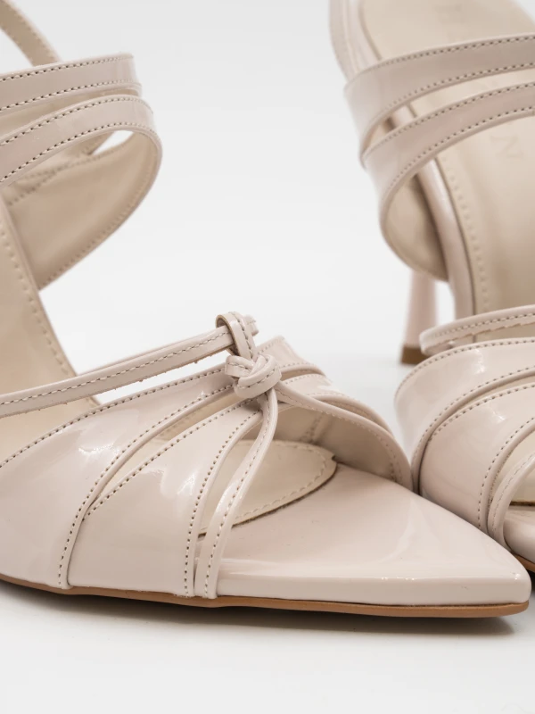 ÖKÇE GOLD TOKA DETAYLI TOPUKLU BEJ