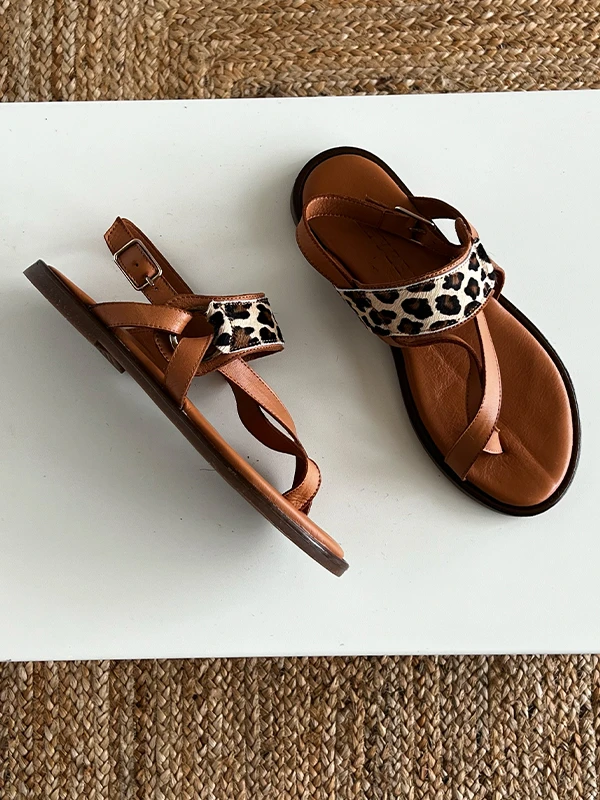 PARMAK ARASI LEOPAR DERİ SANDALET TABA