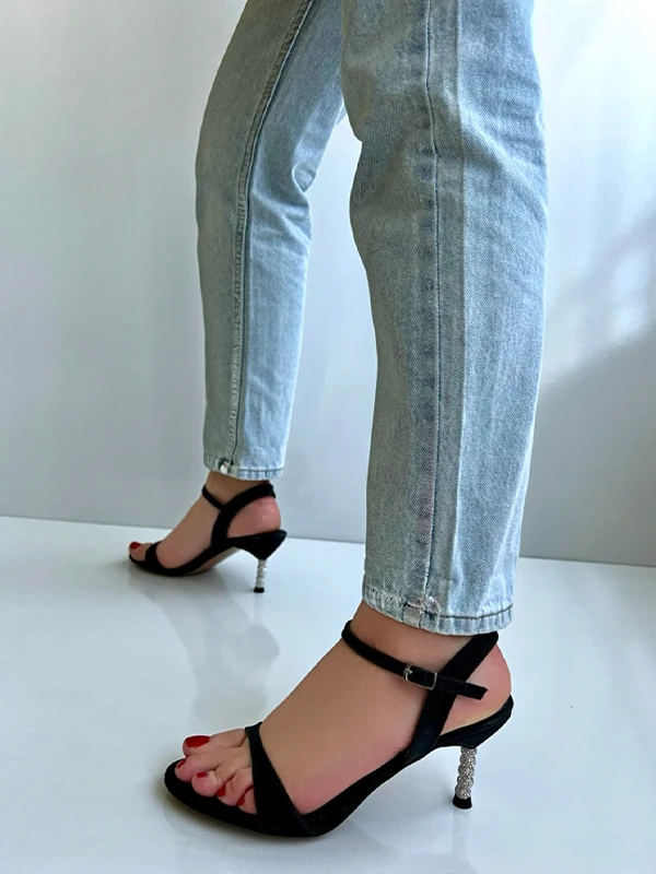 SİM DETAYLI TOPUKLU AYAKKABI SİYAH