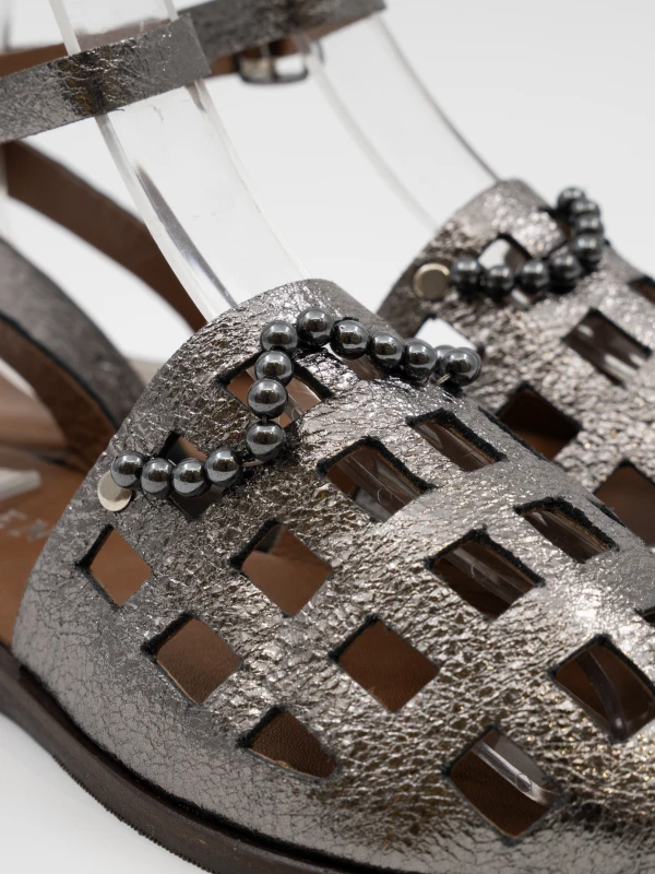 TAŞ DETAYLI KAFES DERİ SANDALET PLATİN