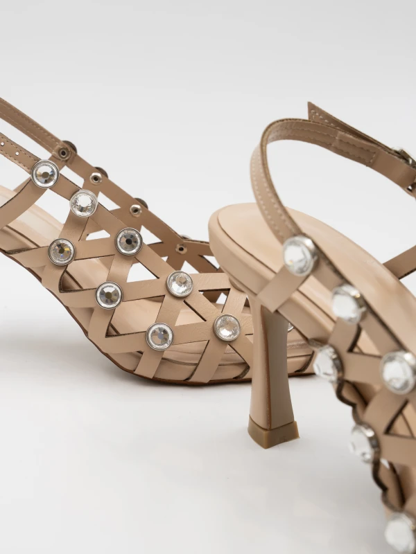 TAŞ DETAYLI TOPUKLU AYAKKABI NUDE