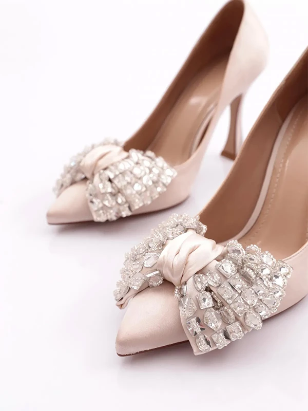 TAŞ FİYONK DETAYLI TOPUKLU KREM