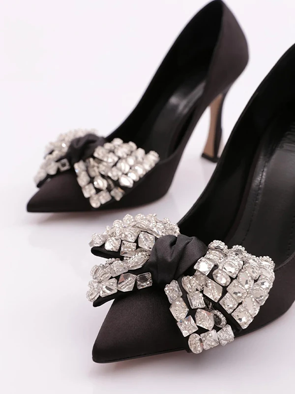 TAŞ FİYONK DETAYLI TOPUKLU SİYAH