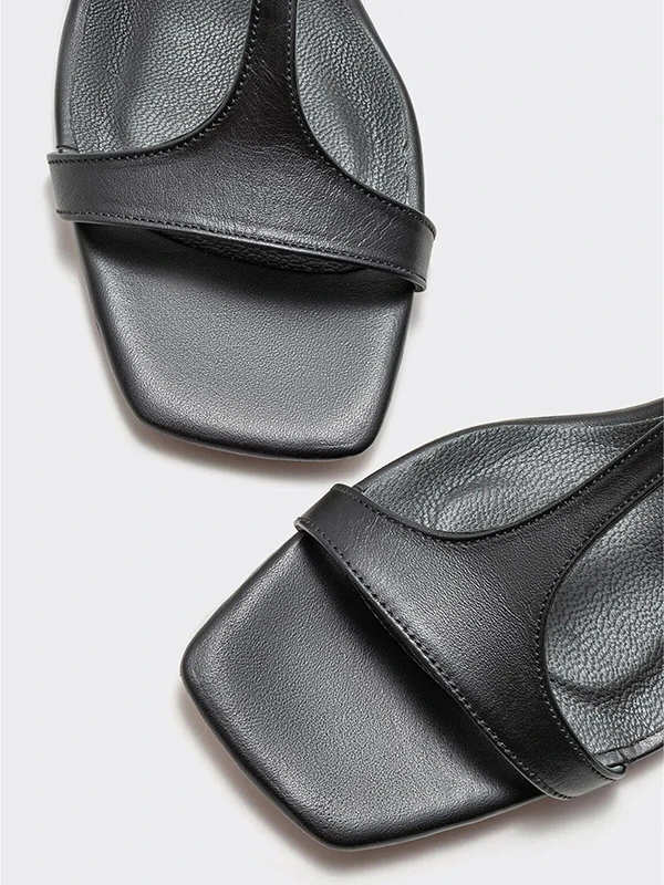 DERİ TEK BANTLI TOPUKLU SANDALET SİYAH