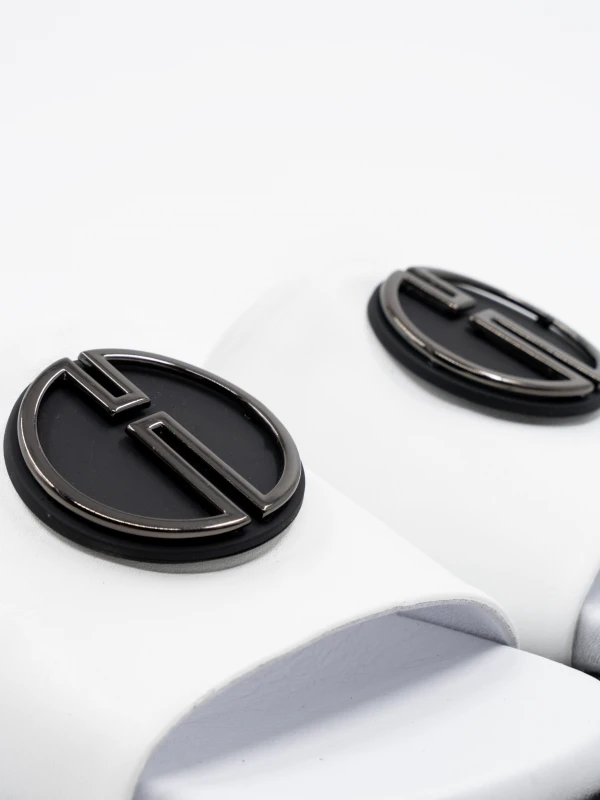 TOKA DETAYLI DERİ TERLİK BEYAZ