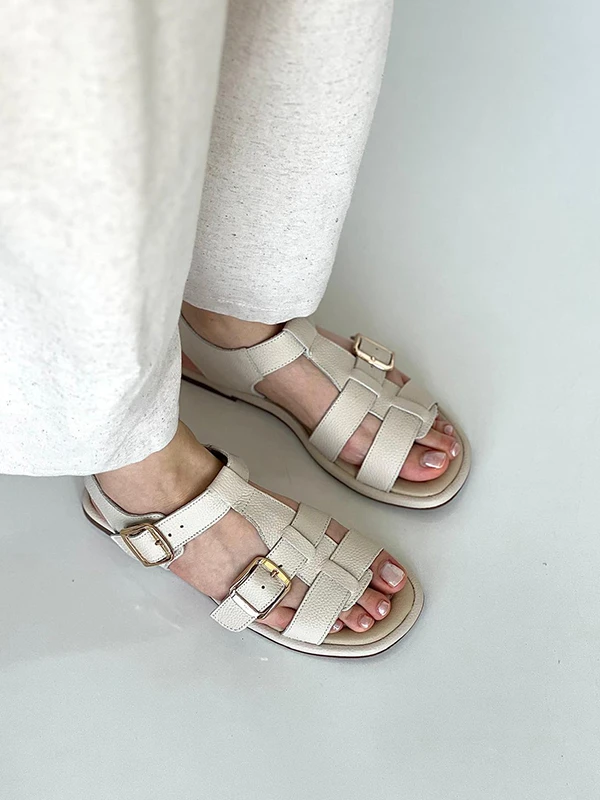 TOKA DETAYLI KADIN DERİ SANDALET KREM