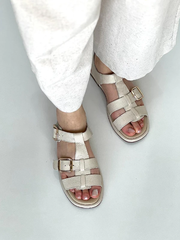 TOKA DETAYLI KADIN DERİ SANDALET KREM