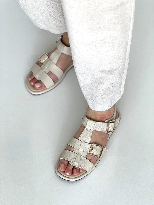 TOKA DETAYLI KADIN DERİ SANDALET KREM