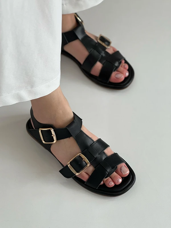 TOKA DETAYLI KADIN DERİ SANDALET SİYAH