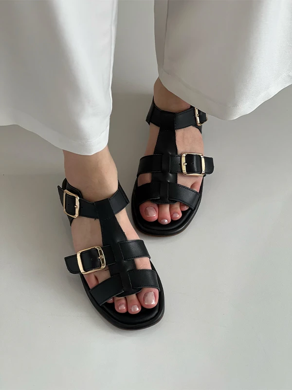 TOKA DETAYLI KADIN DERİ SANDALET SİYAH