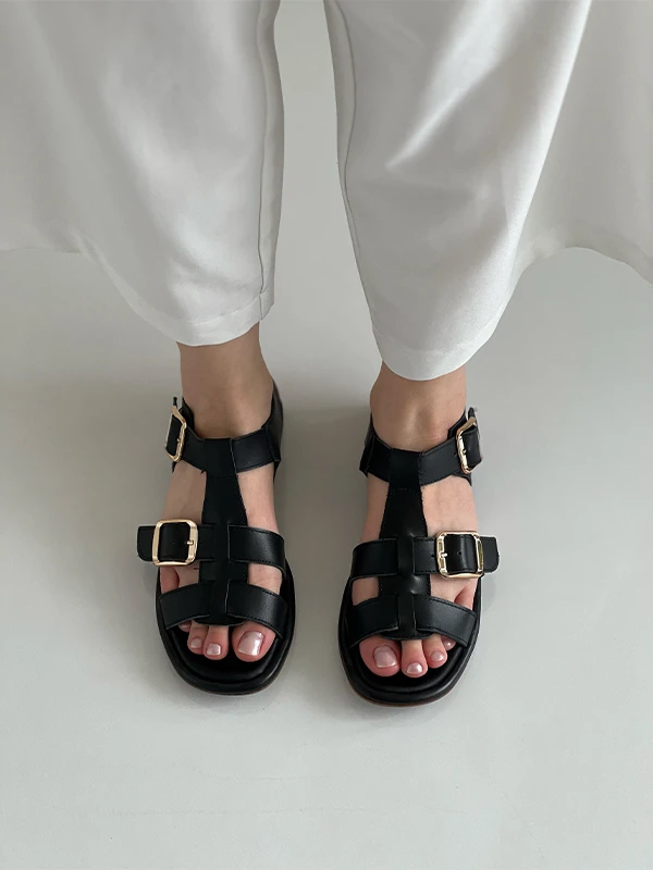 TOKA DETAYLI KADIN DERİ SANDALET SİYAH