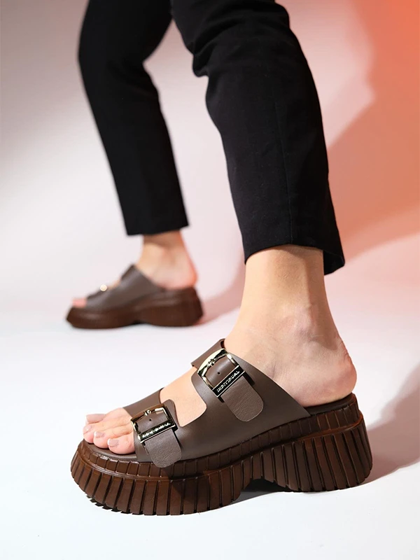 TOKA DETAYLI KALIN TABAN TERLİK KAHVE