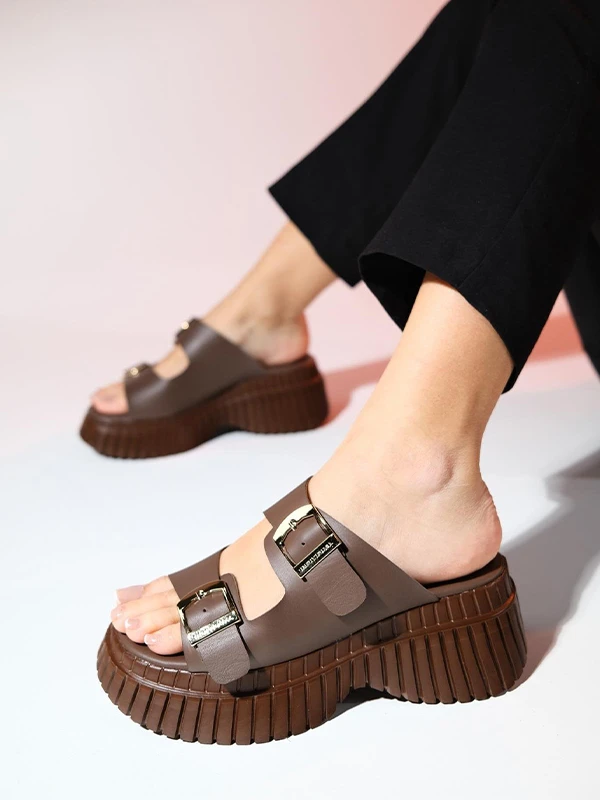 TOKA DETAYLI KALIN TABAN TERLİK KAHVE