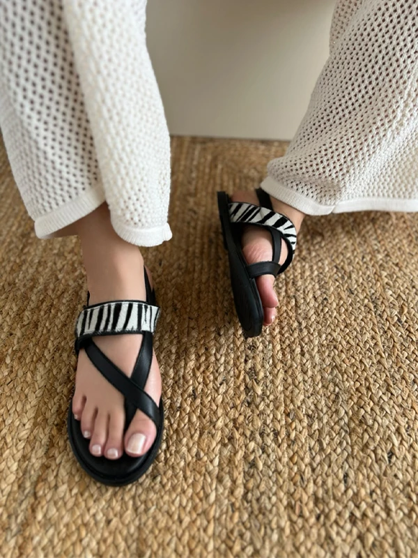 ZEBRA PARMAK ARASI DERİ SANDALET SİYAH