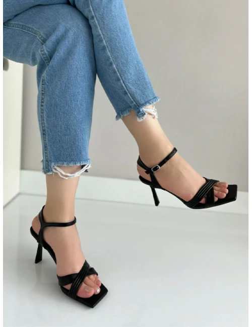 ÇAPRAZ BANTLI TOPUKLU AYAKKABI SİYAH