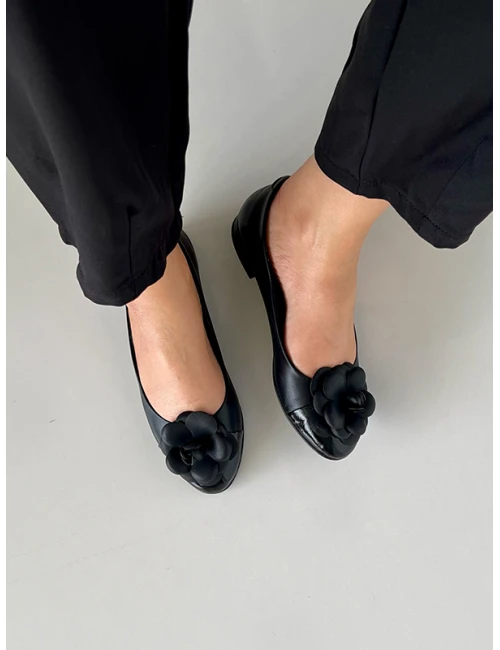 ÇİÇEK DETAYLI DERİ KADIN BABET SİYAH