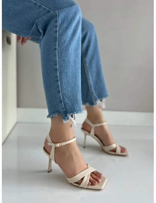 ÇAPRAZ BANTLI TOPUKLU AYAKKABI KREM