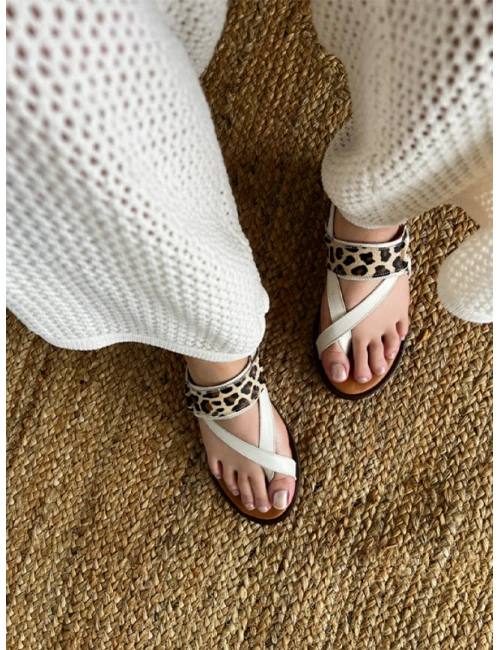 PARMAK ARASI LEOPAR DERİ SANDALET KREM