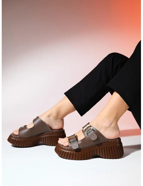 TOKA DETAYLI KALIN TABAN TERLİK KAHVE