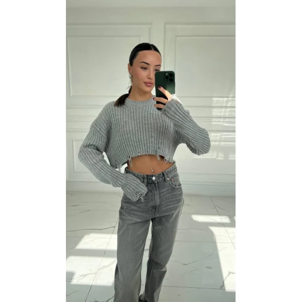 GRİ RENK YIRTIK DETAYLI KISA KAZAK